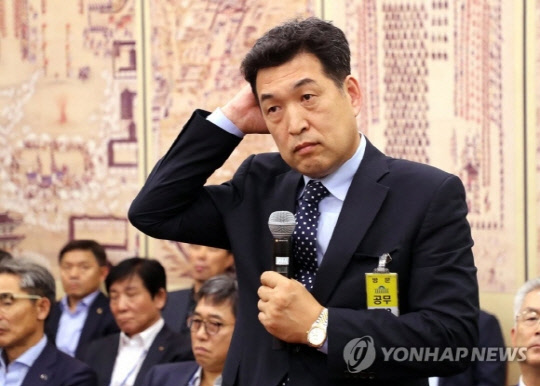 전명규 한국체대 교수가 지난해 10월 23일 국회 문화체육관광위원회의 대한체육회, 국민체육진흥공단, 한국체육산업개발, 태권도진흥재단, 대한장애인체육회에 대한 국정감사 도중 대한빙상연맹 부회장으로 불려나와 위원의 질의에 답하고 있다.   연합뉴스